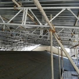 Tubi e travi di alluminio del ponteggio per i lavori al Santuario Madonna di Capodacqua